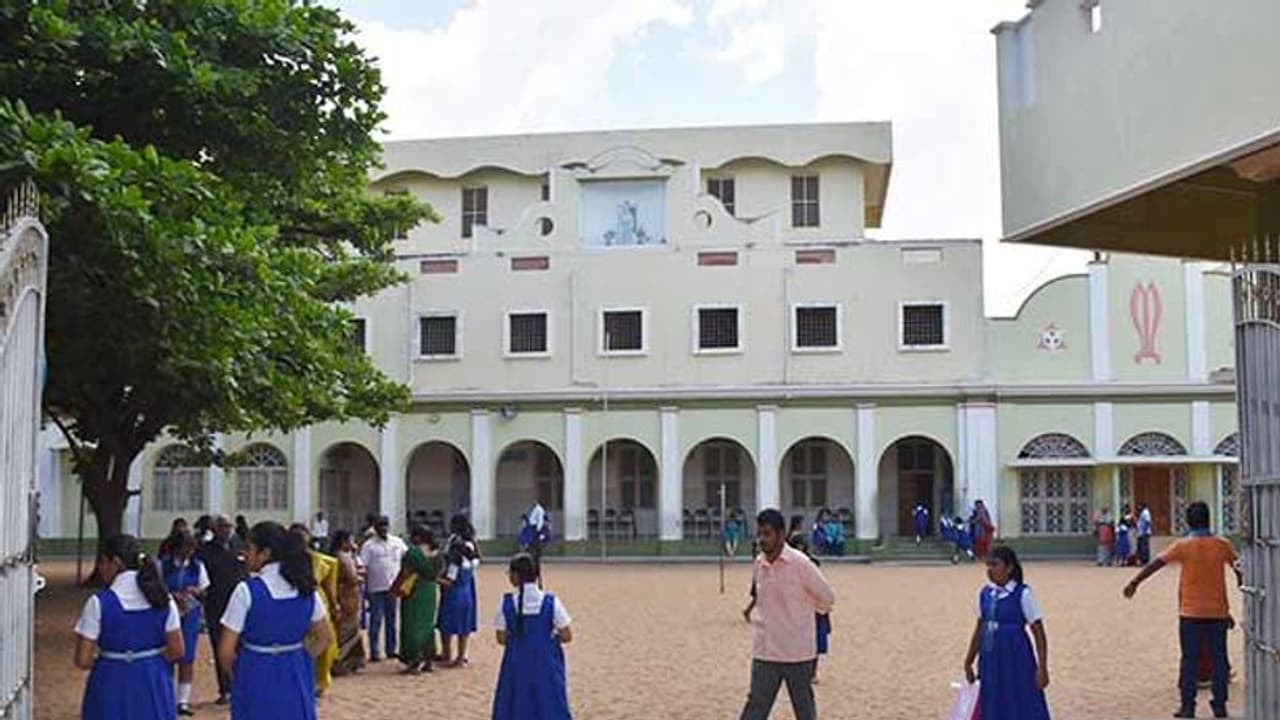 பள்ளி மாடியில் இருந்து குதித்து தற்கொலைக்கு முயன்ற மாணவி..! மதிப்பெண் குறைவால் எடுத்த விபரீத முடிவு..!