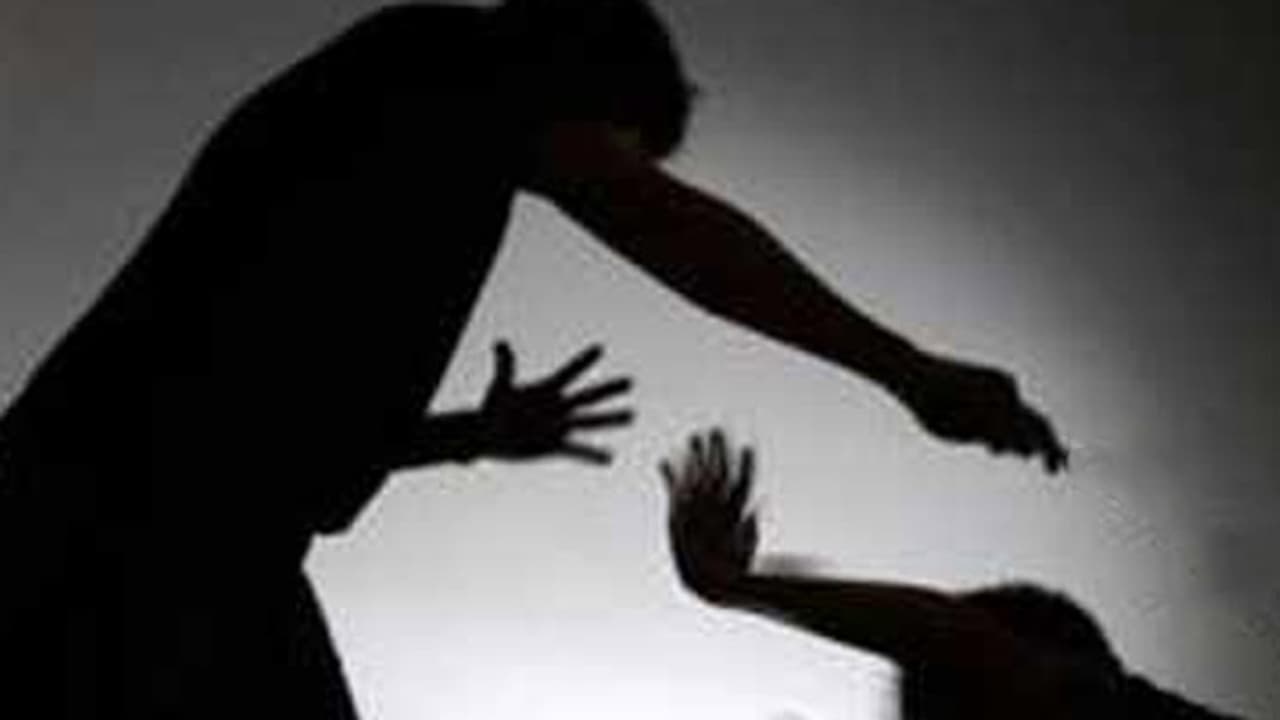 பள்ளி வகுப்பறையில் மாணவிகளை கேலி செய்த மாணவர்கள்..! கண்டித்த ஆசிரியரை சரமாரியாக தாக்கி தப்பி ஓட்டம்..! பள்ளி வகுப்பறையில் மாணவிகளை கேலி செய்த மாணவர்கள்..! கண்டித்த ஆசிரியரை சரமாரியாக தாக்கி தப்பி ஓட்டம்..!