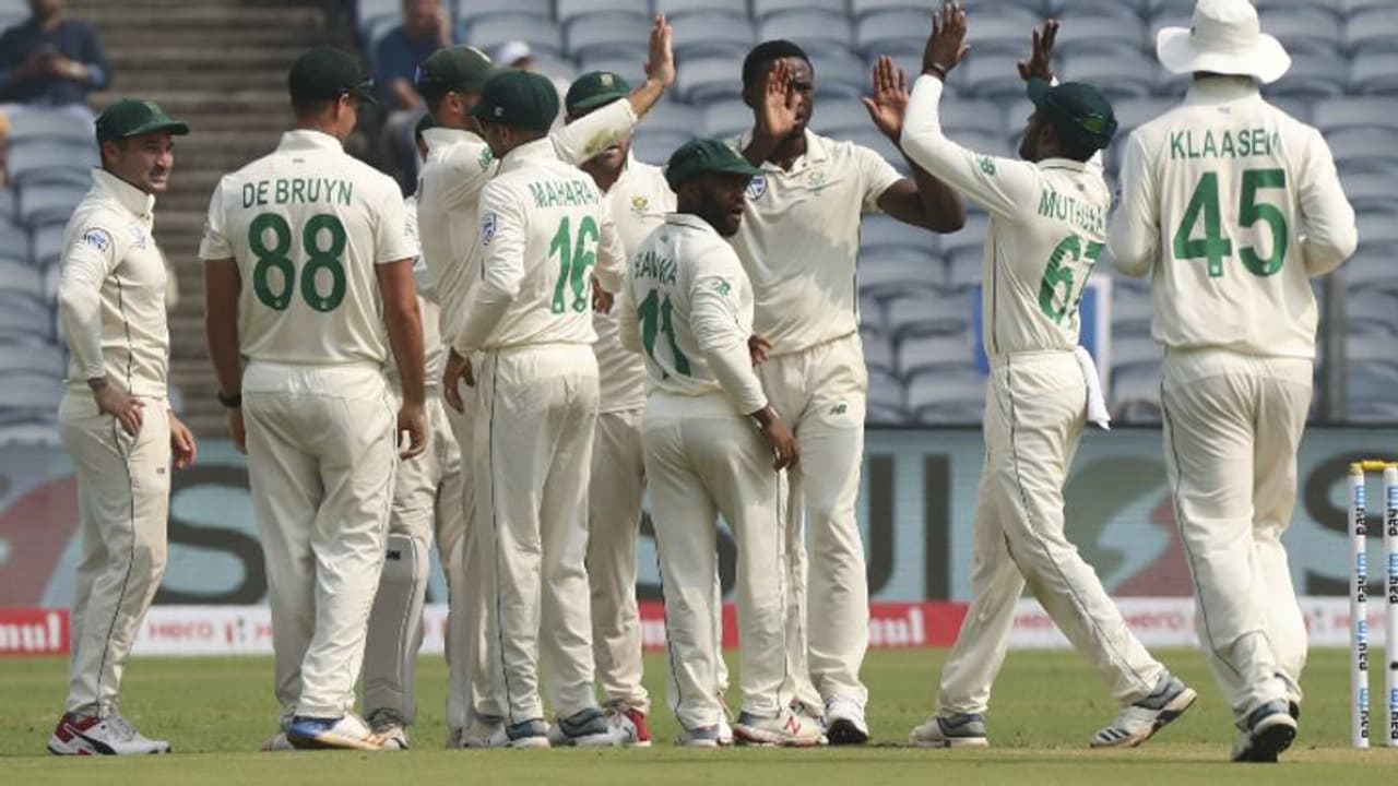 ENG vs SA: முதல் டெஸ்ட்டில் சீட்டுக்கட்டாய் சரிந்த இங்கி., பேட்டிங் ஆர்டர்!இங்கி.,யின் மானத்தை காப்பாற்றிய மழை ENG vs SA: முதல் டெஸ்ட்டில் சீட்டுக்கட்டாய் சரிந்த இங்கி., பேட்டிங் ஆர்டர்!இங்கி.,யின் மானத்தை காப்பாற்றிய மழை