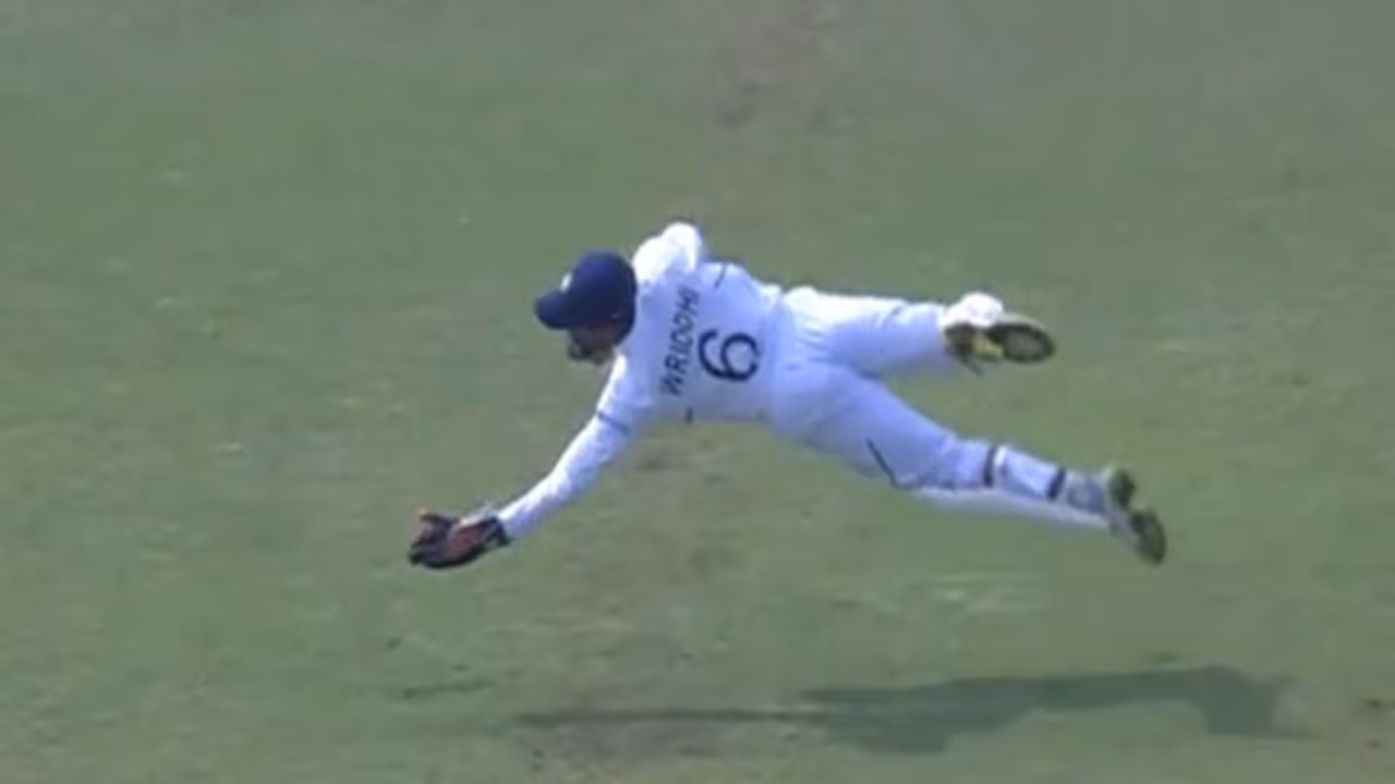 Coronavirus lockdown: Find out who is helping Wriddhiman Saha in catching drills Coronavirus lockdown: Find out who is helping Wriddhiman Saha in catching drills