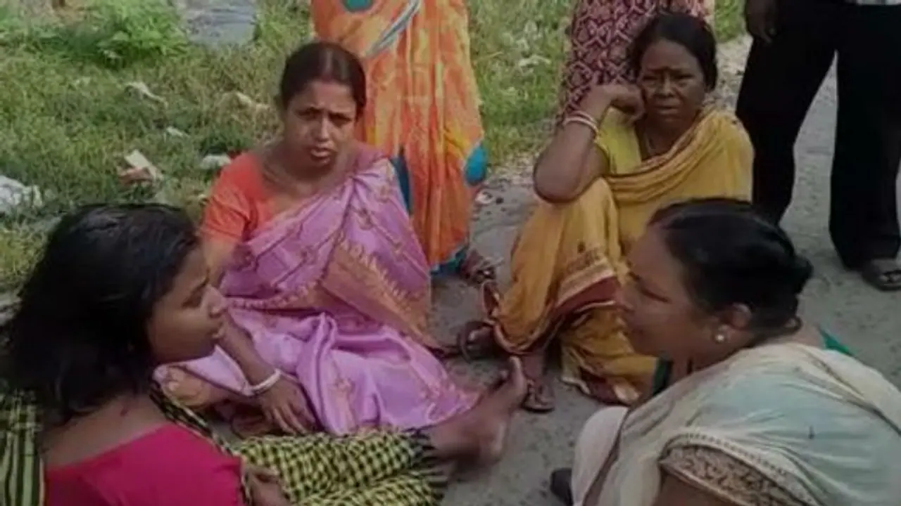 টিভি দেখতে ব্যস্ত চিকিৎসক, সরকারি হাসপাতালে বেঘোরে প্রাণ গেল রোগীর টিভি দেখতে ব্যস্ত চিকিৎসক, সরকারি হাসপাতালে বেঘোরে প্রাণ গেল রোগীর