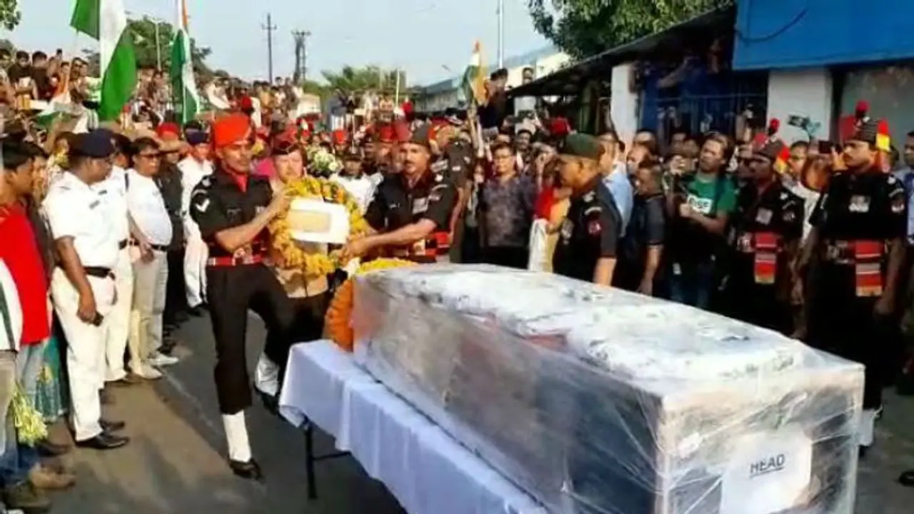 শিলিগুড়িতে গান স্য়ালুটে শেষশ্রদ্ধা শহিদ সুভাষ থাপাকে, সোমবার শেষকৃত্য শিলিগুড়িতে গান স্য়ালুটে শেষশ্রদ্ধা শহিদ সুভাষ থাপাকে, সোমবার শেষকৃত্য