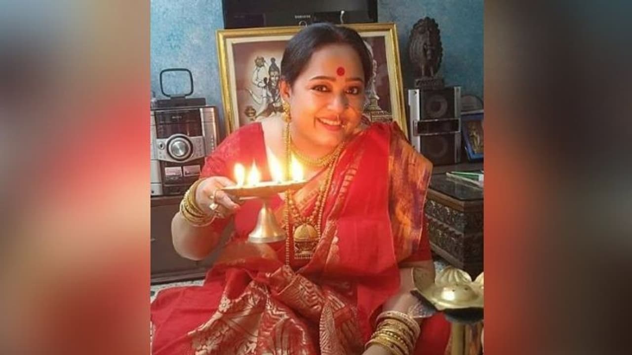 অপরাজিতার লক্ষ্মীপুজো, কোভিডে আক্রান্ত হয়েও নিজের হাতে সযত্নে সাজালেন 'মা লক্ষ্মী'কে অপরাজিতার লক্ষ্মীপুজো, কোভিডে আক্রান্ত হয়েও নিজের হাতে সযত্নে সাজালেন 'মা লক্ষ্মী'কে