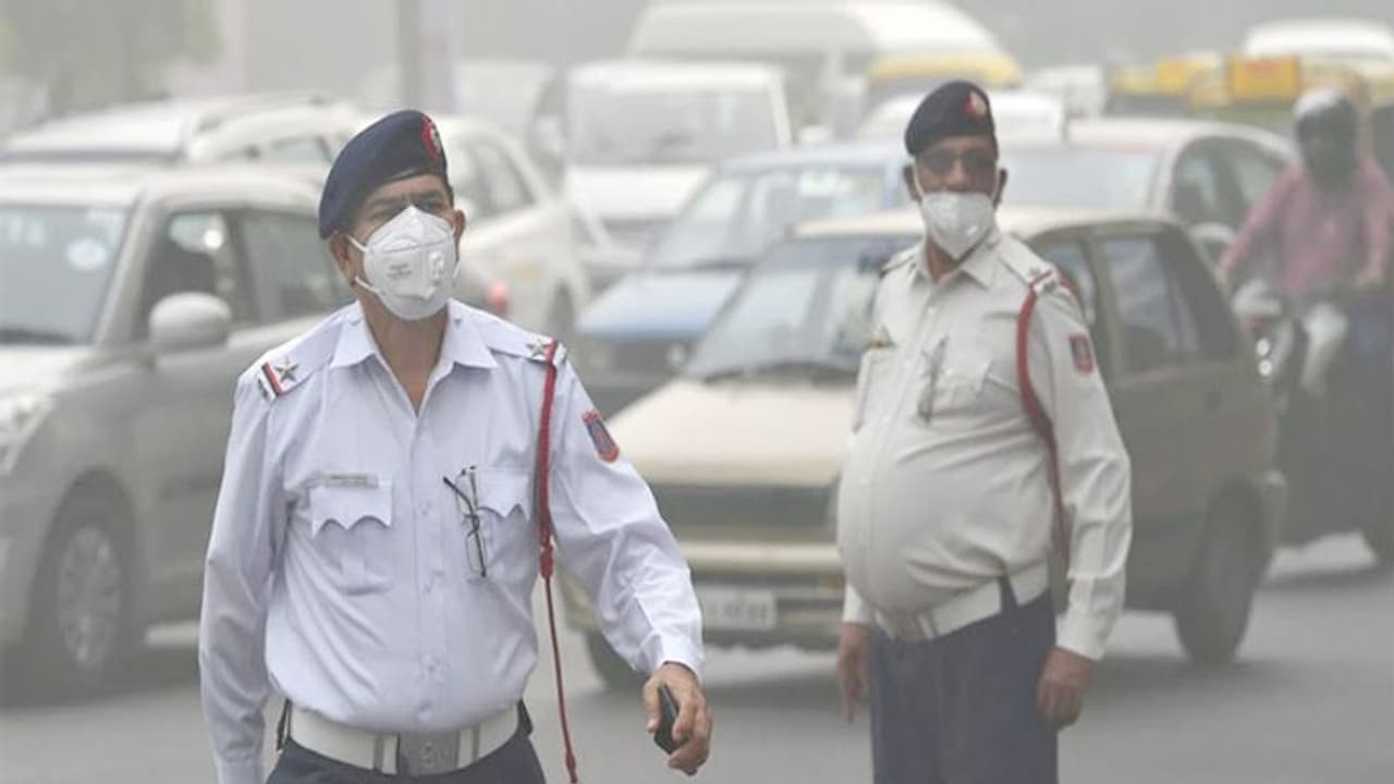 पॉल्यूशन से परेशानी: पंजाब में जलाई गई पराली, दिल्ली में फिर छाया धुंध पॉल्यूशन से परेशानी: पंजाब में जलाई गई पराली, दिल्ली में फिर छाया धुंध