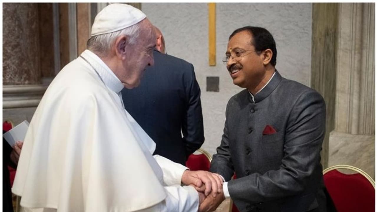 വി മുരളീധരൻ മാർപ്പാപ്പയുമായി കൂടിക്കാഴ്ച നടത്തി; മോദിക്ക് മാർപ്പാപ്പയുടെ ആശംസ വി മുരളീധരൻ മാർപ്പാപ്പയുമായി കൂടിക്കാഴ്ച നടത്തി; മോദിക്ക് മാർപ്പാപ്പയുടെ ആശംസ