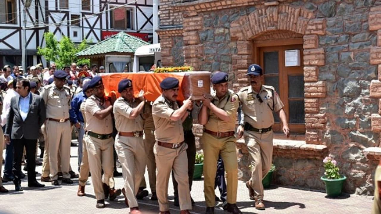 শবযাত্রা দর্শণ করলে মেনে চলুন এই নিয়মগুলি, অন্যথায় হতে পারে মহাপাপ শবযাত্রা দর্শণ করলে মেনে চলুন এই নিয়মগুলি, অন্যথায় হতে পারে মহাপাপ