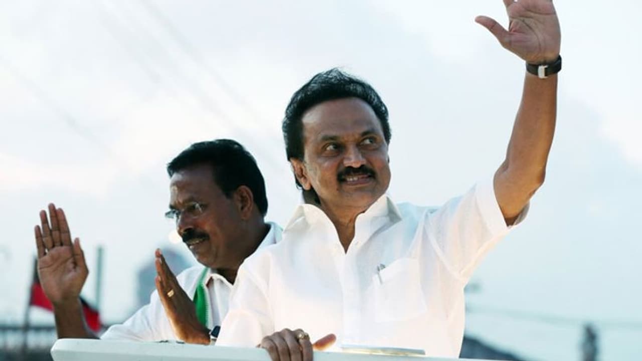 స్టాలిన్ జోరుకి బ్రేక్ ... దూసుకుపోతున్న అన్నాడీఎంకే స్టాలిన్ జోరుకి బ్రేక్ ... దూసుకుపోతున్న అన్నాడీఎంకే