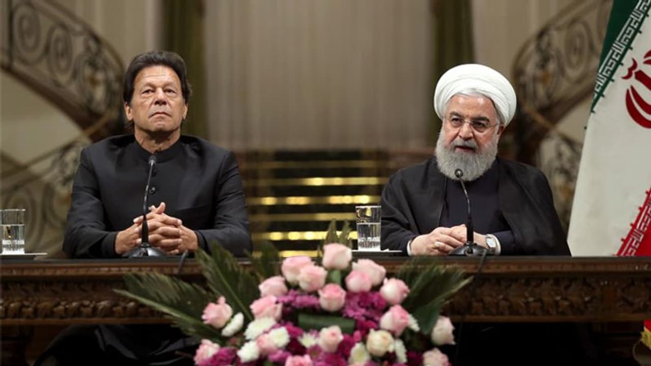 अब ईरान के पास मदद की गुहार लेकर पहुंचा पाकिस्तान अब ईरान के पास मदद की गुहार लेकर पहुंचा पाकिस्तान