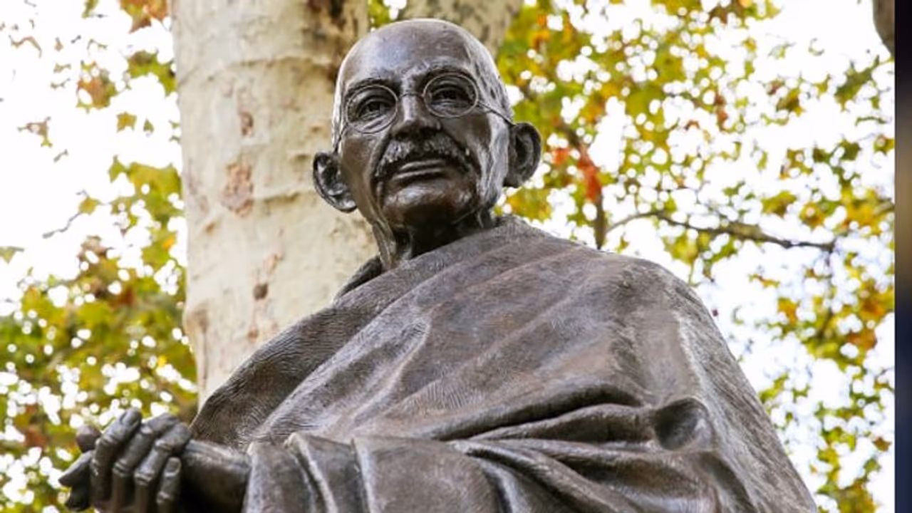 মহাত্মা গান্ধীর মৃত্যু দুর্ঘটনাাতে, শিক্ষা দপ্তরের বুকলেট নিয়ে হইচই ওড়িশায় মহাত্মা গান্ধীর মৃত্যু দুর্ঘটনাাতে, শিক্ষা দপ্তরের বুকলেট নিয়ে হইচই ওড়িশায়