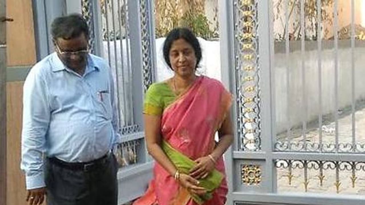 తెలంగాణ హైకోర్టులో ఏపీ ఐఎఎస్ అధికారి శ్రీలక్ష్మికి చుక్కెదురు తెలంగాణ హైకోర్టులో ఏపీ ఐఎఎస్ అధికారి శ్రీలక్ష్మికి చుక్కెదురు