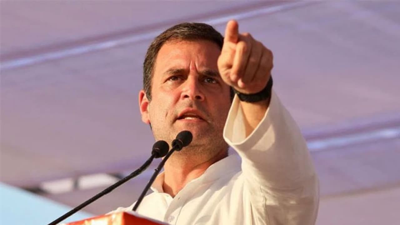 राहुल गांधी के हेलीकॉप्टर में अचानक आई खराबी, पायलट को करनी पड़ी इमरजेंसी लैंडिंग राहुल गांधी के हेलीकॉप्टर में अचानक आई खराबी, पायलट को करनी पड़ी इमरजेंसी लैंडिंग