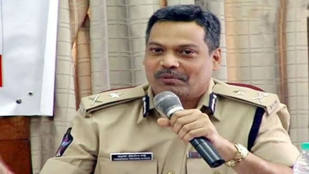 బెజవాడ గ్యాంగ్ వార్: పండు ముఠా దాడిలోనే సందీప్ మృతి, అరెస్టయిన 13 మంది వీరే... బెజవాడ గ్యాంగ్ వార్: పండు ముఠా దాడిలోనే సందీప్ మృతి, అరెస్టయిన 13 మంది వీరే...