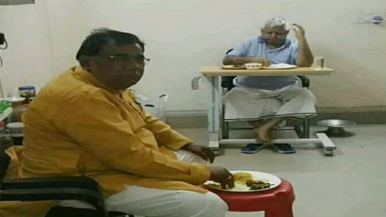 दाल भात खा रहे लालू यादव तस्वीर वायरल, साथ में दिखा ये विधायक दाल भात खा रहे लालू यादव तस्वीर वायरल, साथ में दिखा ये विधायक