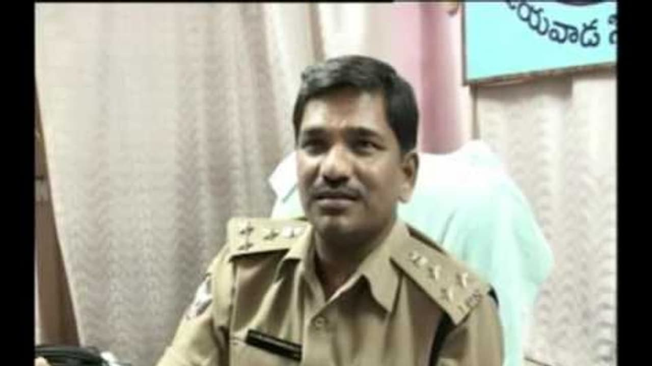 ఏపీలో శాంతి భద్రతలపై వ్యాఖ్యలు .. తెలుసుకుని మాట్లాడితే మంచిది : చంద్రబాబుకు డీజీపీ కౌంటర్ ఏపీలో శాంతి భద్రతలపై వ్యాఖ్యలు .. తెలుసుకుని మాట్లాడితే మంచిది : చంద్రబాబుకు డీజీపీ కౌంటర్