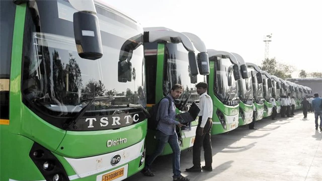 हैदराबाद : TSRTC में हड़ताल का 10वां दिन, बस चालक के बाद अब कंडक्टर ने की आत्महत्या हैदराबाद : TSRTC में हड़ताल का 10वां दिन, बस चालक के बाद अब कंडक्टर ने की आत्महत्या