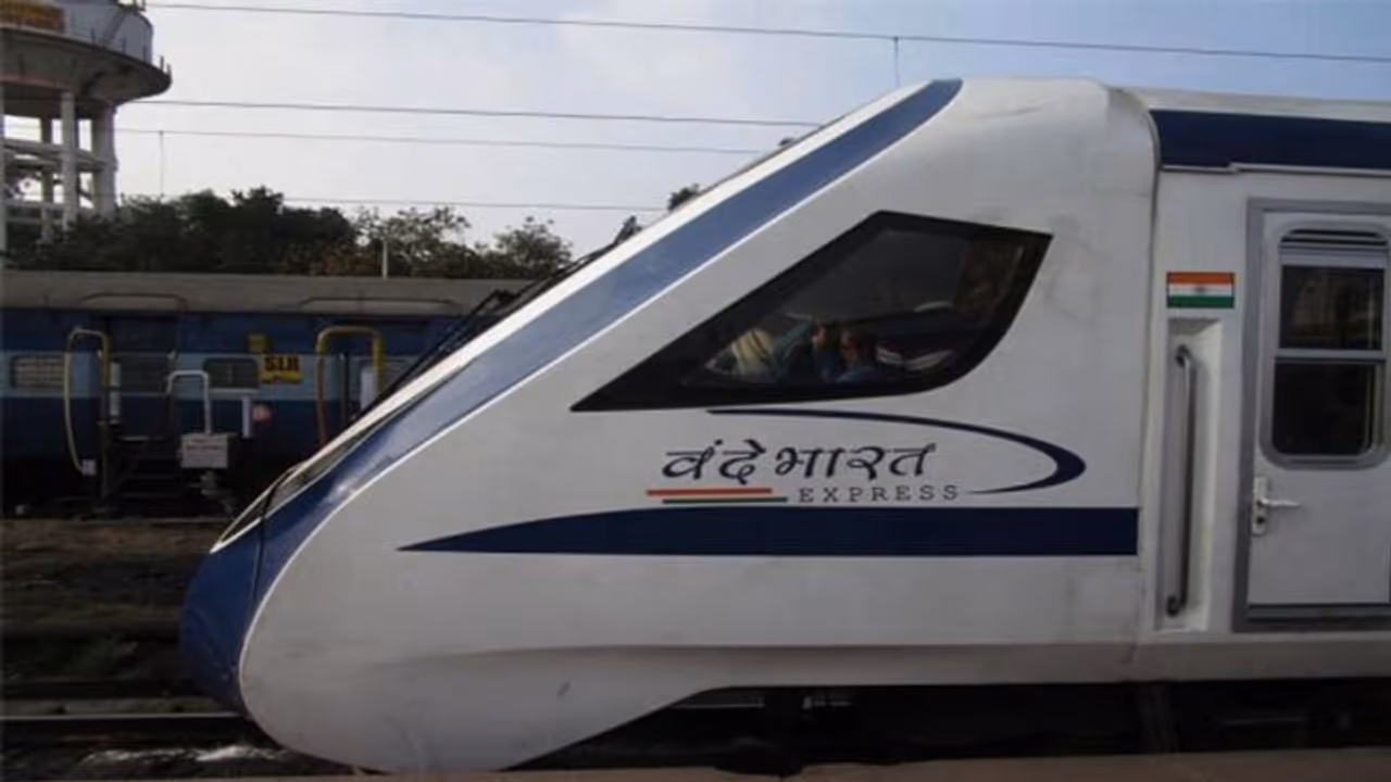 वंदे भारत एक्सप्रेस में कुछ ही दिन में आई तकनीकि खामी, एसी और पंखे के बिना यात्री रहे परेशान वंदे भारत एक्सप्रेस में कुछ ही दिन में आई तकनीकि खामी, एसी और पंखे के बिना यात्री रहे परेशान