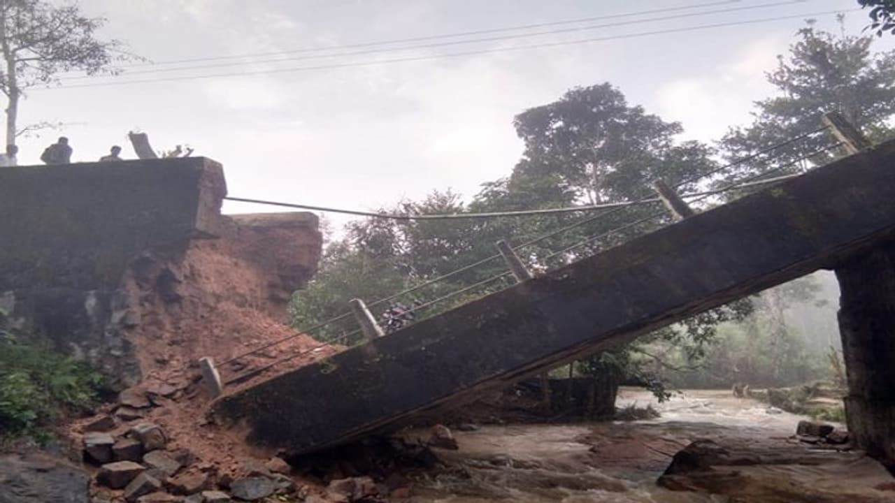 ಭಾರೀ ಮಳೆಗೆ ಕುಸಿದು ಬಿದ್ದ ಸೇತುವೆ: ಬ್ರಿಡ್ಜ್ ಅಡಿ ಸಿಲುಕಿದ ಬೈಕ್ ಸವಾರ ಭಾರೀ ಮಳೆಗೆ ಕುಸಿದು ಬಿದ್ದ ಸೇತುವೆ: ಬ್ರಿಡ್ಜ್ ಅಡಿ ಸಿಲುಕಿದ ಬೈಕ್ ಸವಾರ