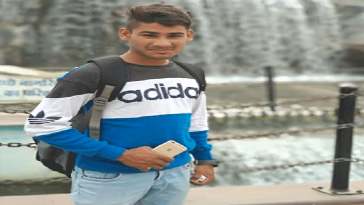 बेटे को जीत में ट्रॉफी मिले इसके लिए दुआ कर रहे थे माता पिता, लेकिन घर लौटी कफन में लिपटी लाश बेटे को जीत में ट्रॉफी मिले इसके लिए दुआ कर रहे थे माता पिता, लेकिन घर लौटी कफन में लिपटी लाश