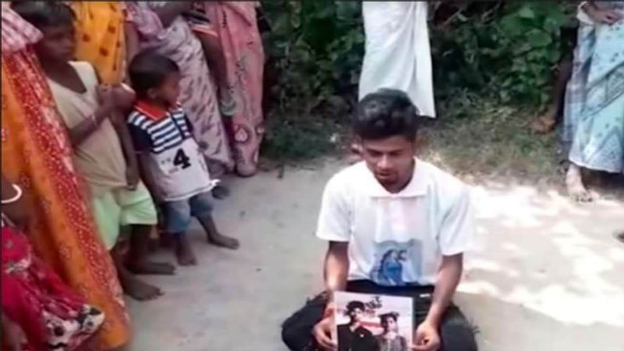 বউকে ফেরাতে ফের ধর্নায় যুবক, পাল্টা অভিযোগ আনলেন স্ত্রীও বউকে ফেরাতে ফের ধর্নায় যুবক, পাল্টা অভিযোগ আনলেন স্ত্রীও