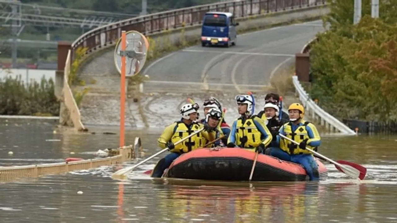 জাপান জুড়ে মৃত্যু মিছিল, আবে কে সাহায্যের হাত বাড়ালেন মোদী, পাঠালেন যুদ্ধ জাহাজ জাপান জুড়ে মৃত্যু মিছিল, আবে কে সাহায্যের হাত বাড়ালেন মোদী, পাঠালেন যুদ্ধ জাহাজ