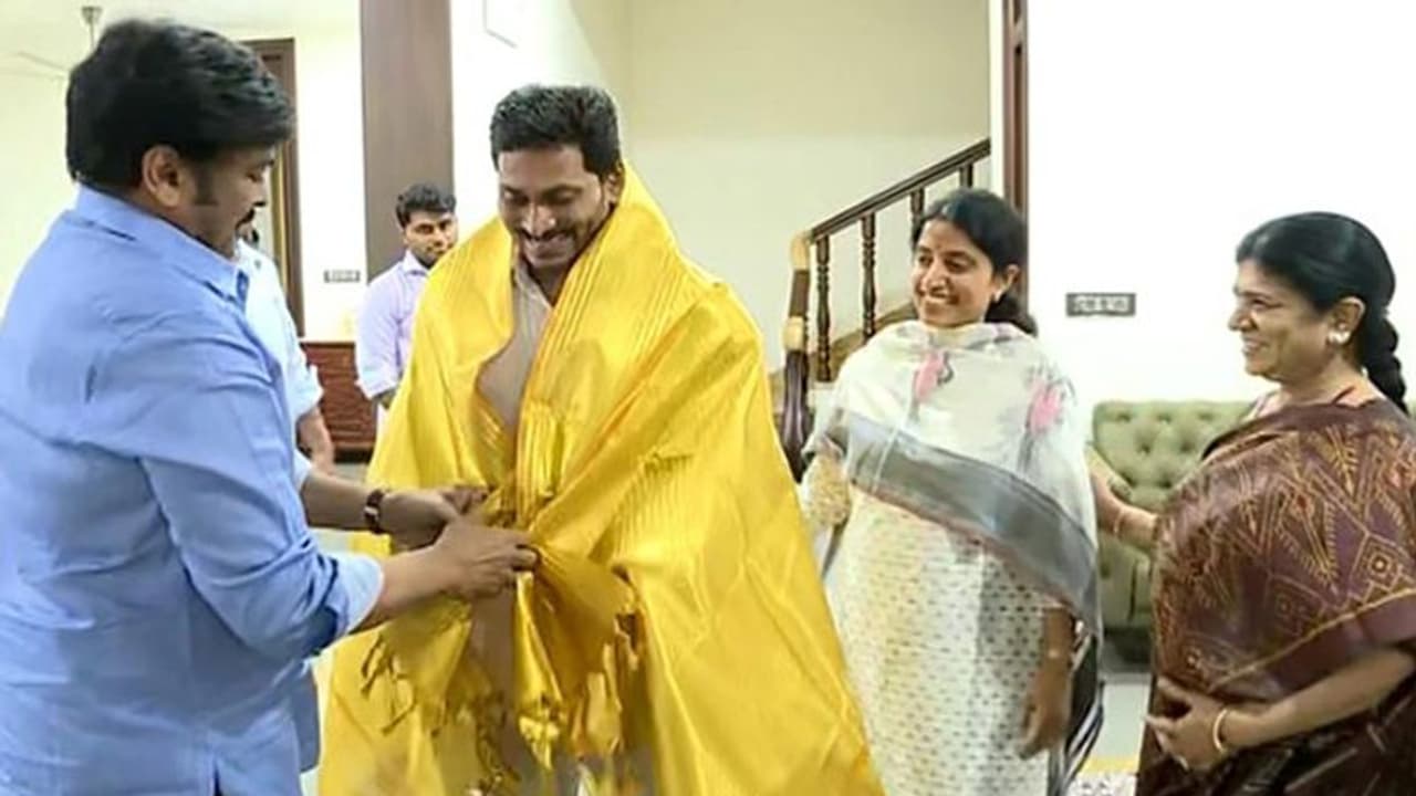 సైరా: అమరావతిలో జగన్తో చిరంజీవి భేటీ సైరా: అమరావతిలో జగన్తో చిరంజీవి భేటీ