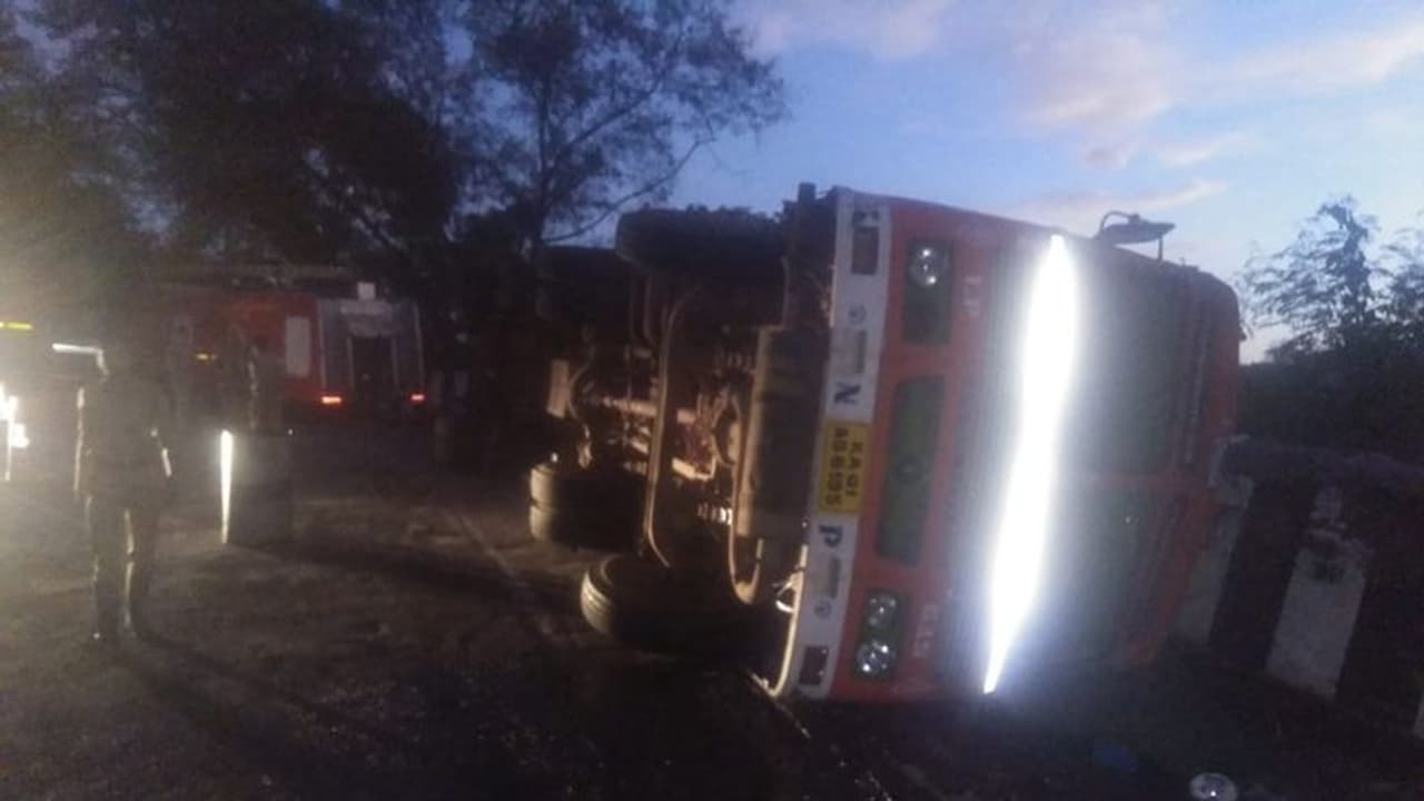 లక్డికపూల్ లో రోడ్డు ప్రమాదం... భారీ ట్రాఫిక్ జాం (వీడియో) లక్డికపూల్ లో రోడ్డు ప్రమాదం... భారీ ట్రాఫిక్ జాం (వీడియో)