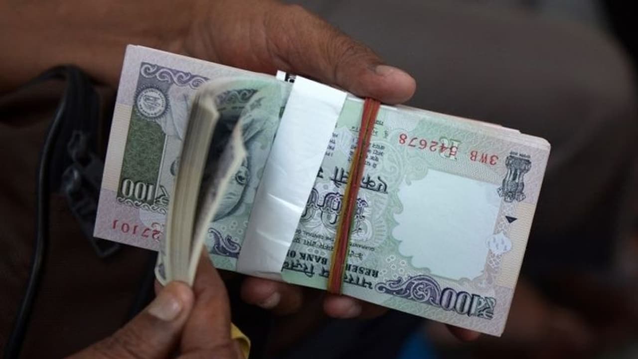 டீமுக்கு 6 பேர் ... ஒட்டுக்கு 1000... அதிகாலை 5 மணிக்கே பட்டுவாடா ஸ்டார்ட் பண்ண திமுக!! டீமுக்கு 6 பேர் ... ஒட்டுக்கு 1000... அதிகாலை 5 மணிக்கே பட்டுவாடா ஸ்டார்ட் பண்ண திமுக!!