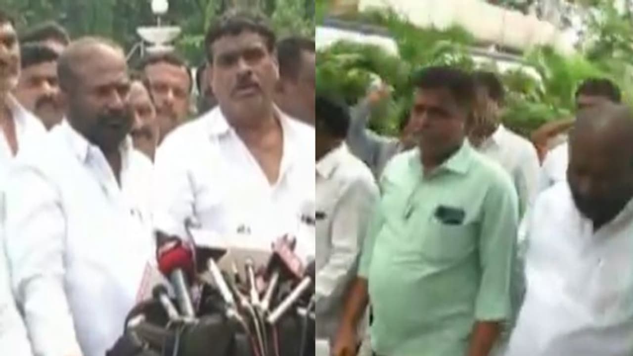 ప్రగతి భవన్ ముట్టడి: ఓయూ విద్యార్ధులను అడ్డుకొన్న పోలీసులు ప్రగతి భవన్ ముట్టడి: ఓయూ విద్యార్ధులను అడ్డుకొన్న పోలీసులు