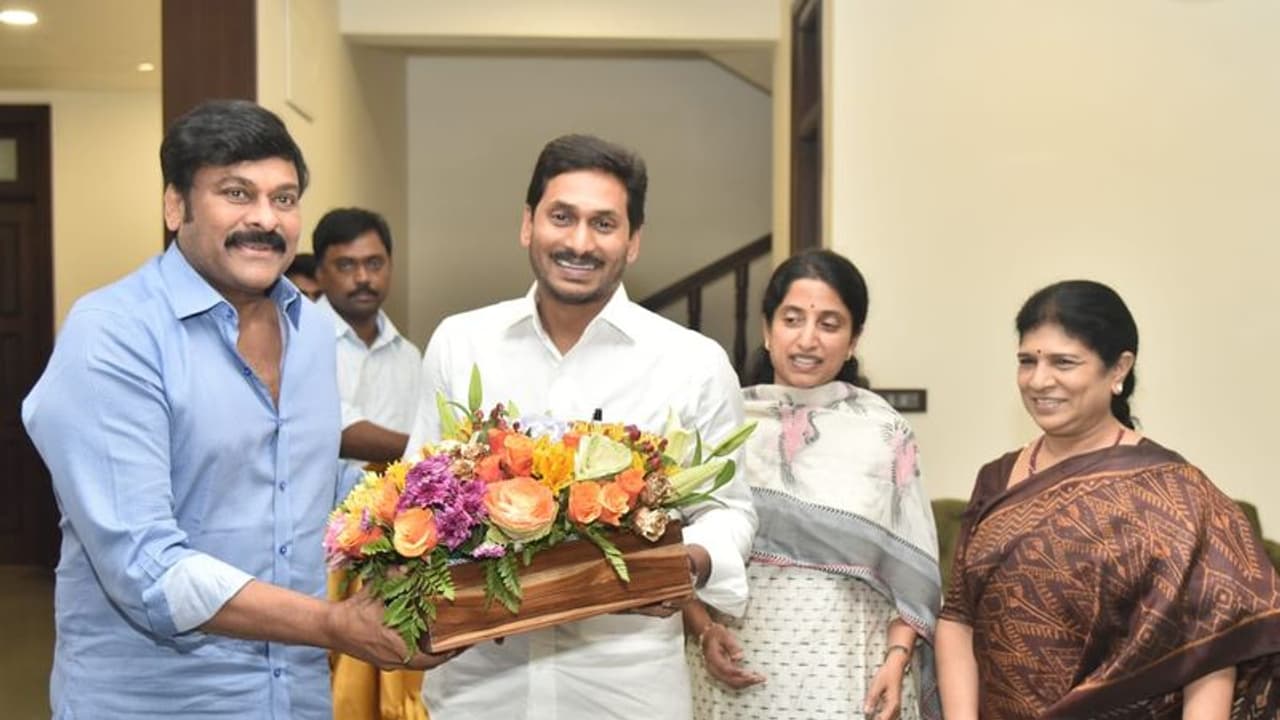 సైరా సినిమా బాగా తీశారన్నా: చిరంజీవితో సీఎం జగన్ సైరా సినిమా బాగా తీశారన్నా: చిరంజీవితో సీఎం జగన్