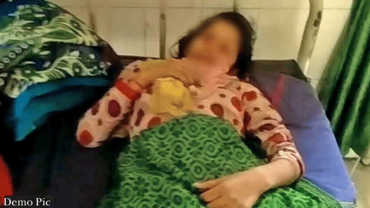 बुजुर्ग डॉक्टर ने 27 साल की पेशेंट का किया रेप, वो घर पहुंची तो मोबाइल में मिली आपत्तिजनक क्लिप बुजुर्ग डॉक्टर ने 27 साल की पेशेंट का किया रेप, वो घर पहुंची तो मोबाइल में मिली आपत्तिजनक क्लिप