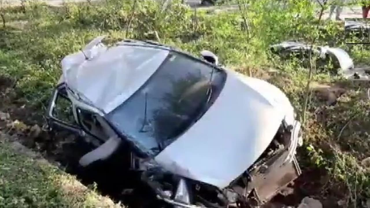 హైద్రాబాద్‌లో కారు బీభత్సం: భయంతో జీహెచ్ఎంసీ కార్మికుల పరుగులు