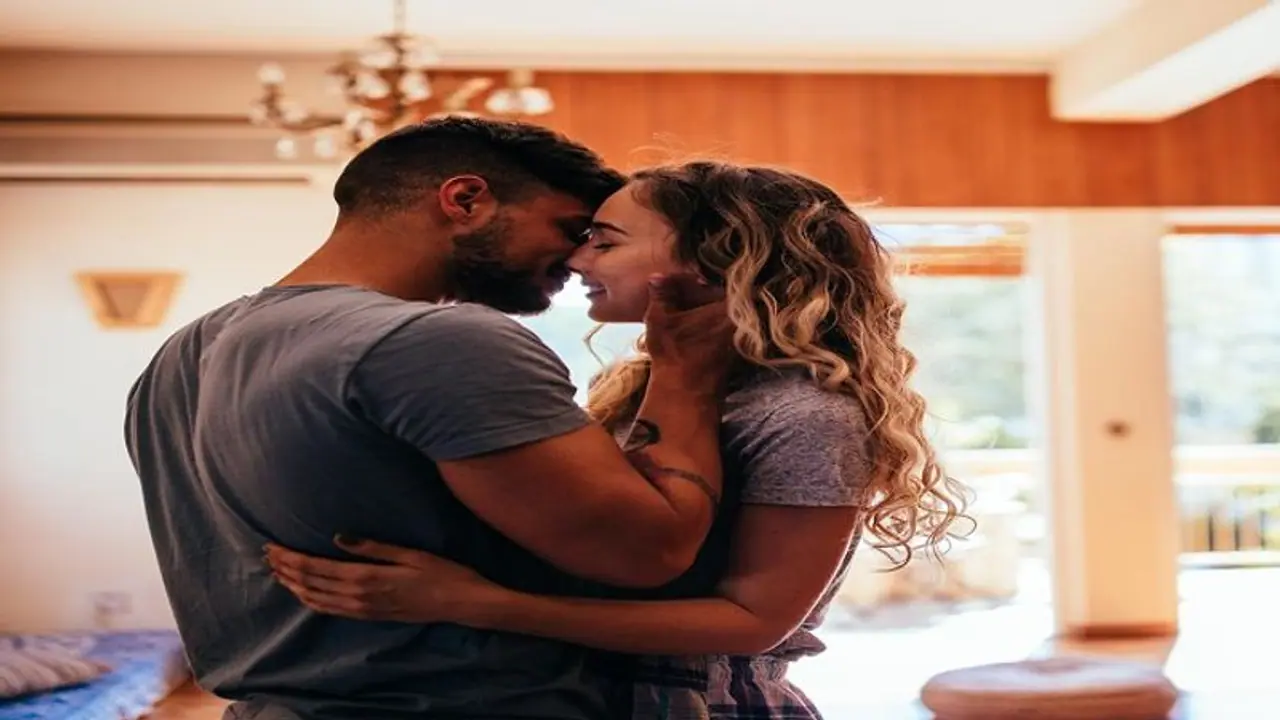 इन 5 बातों से जानें क्या पार्टनर सच में आपसे प्यार करता है इन 5 बातों से जानें क्या पार्टनर सच में आपसे प्यार करता है