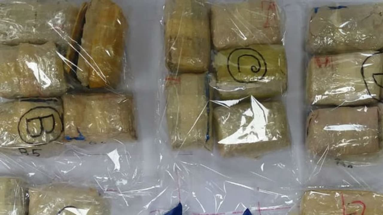 কলকাতায় ফের উদ্ধার নিষিদ্ধ মাদক ইয়াবা, গ্রেফতার ৩ কলকাতায় ফের উদ্ধার নিষিদ্ধ মাদক ইয়াবা, গ্রেফতার ৩