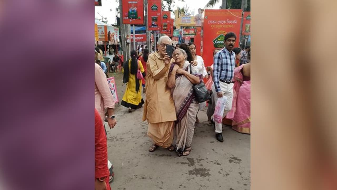 कोलकाता के हर पंडाल में देखा गया ये दम्पंती, फिर फेसबुक पर वायरल हुआ पोस्ट कोलकाता के हर पंडाल में देखा गया ये दम्पंती, फिर फेसबुक पर वायरल हुआ पोस्ट