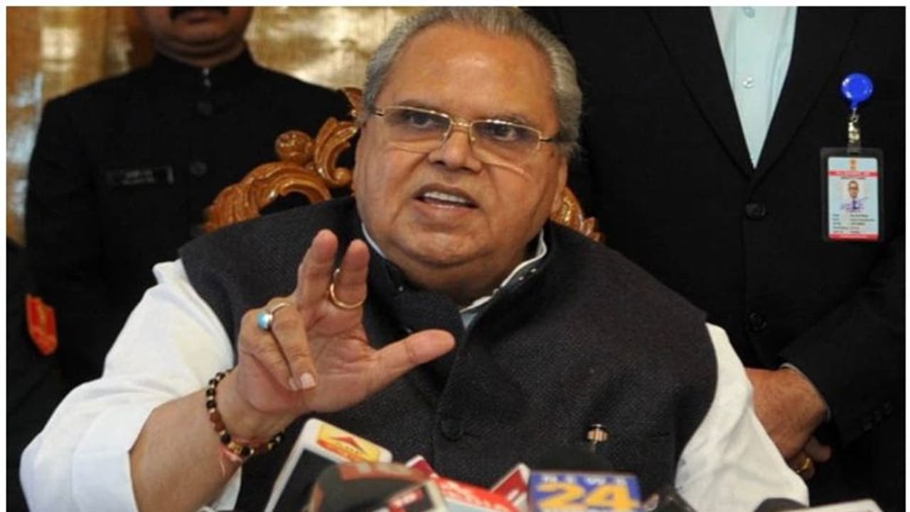 സത്യപാൽ മല്ലിക് പൊലീസ് സ്റ്റേഷനിൽ; കസ്റ്റഡിയിലെടുത്തതെന്ന് കർഷക നേതാക്കൾ, സ്വമേധയാ എത്തിയതെന്ന് പൊലീസ് സത്യപാൽ മല്ലിക് പൊലീസ് സ്റ്റേഷനിൽ; കസ്റ്റഡിയിലെടുത്തതെന്ന് കർഷക നേതാക്കൾ, സ്വമേധയാ എത്തിയതെന്ന് പൊലീസ്