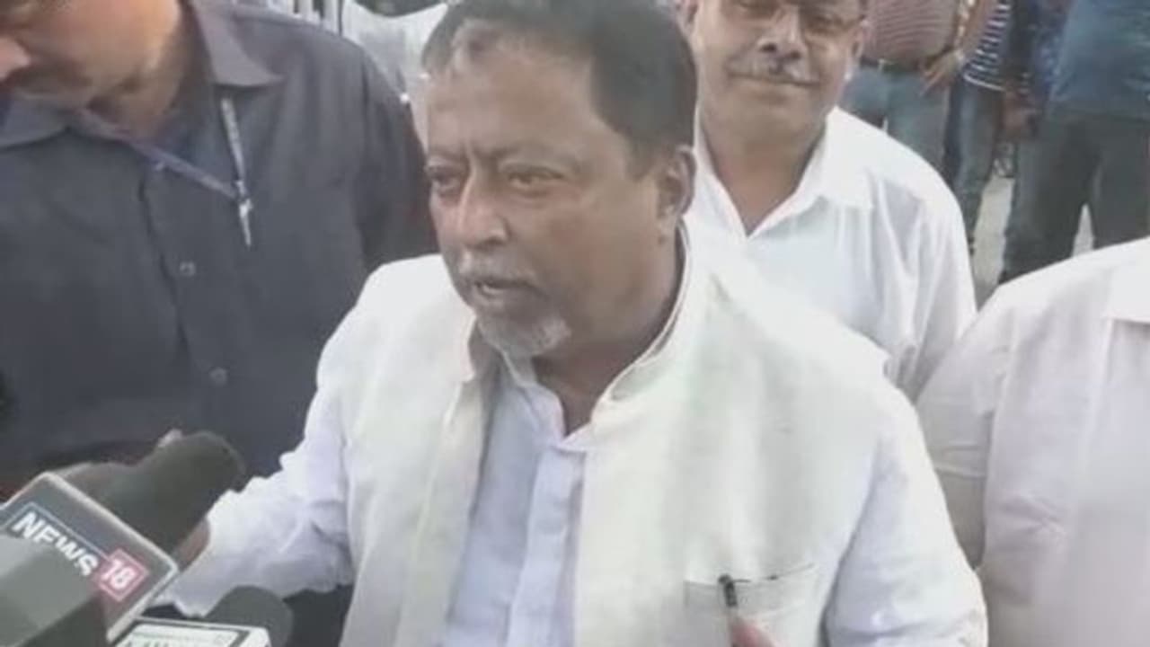 মমতা অনৈতিক কাজের গুরুঠাকুর, মুখ্য়মন্ত্রীকে খোঁচা মুকুলের মমতা অনৈতিক কাজের গুরুঠাকুর, মুখ্য়মন্ত্রীকে খোঁচা মুকুলের