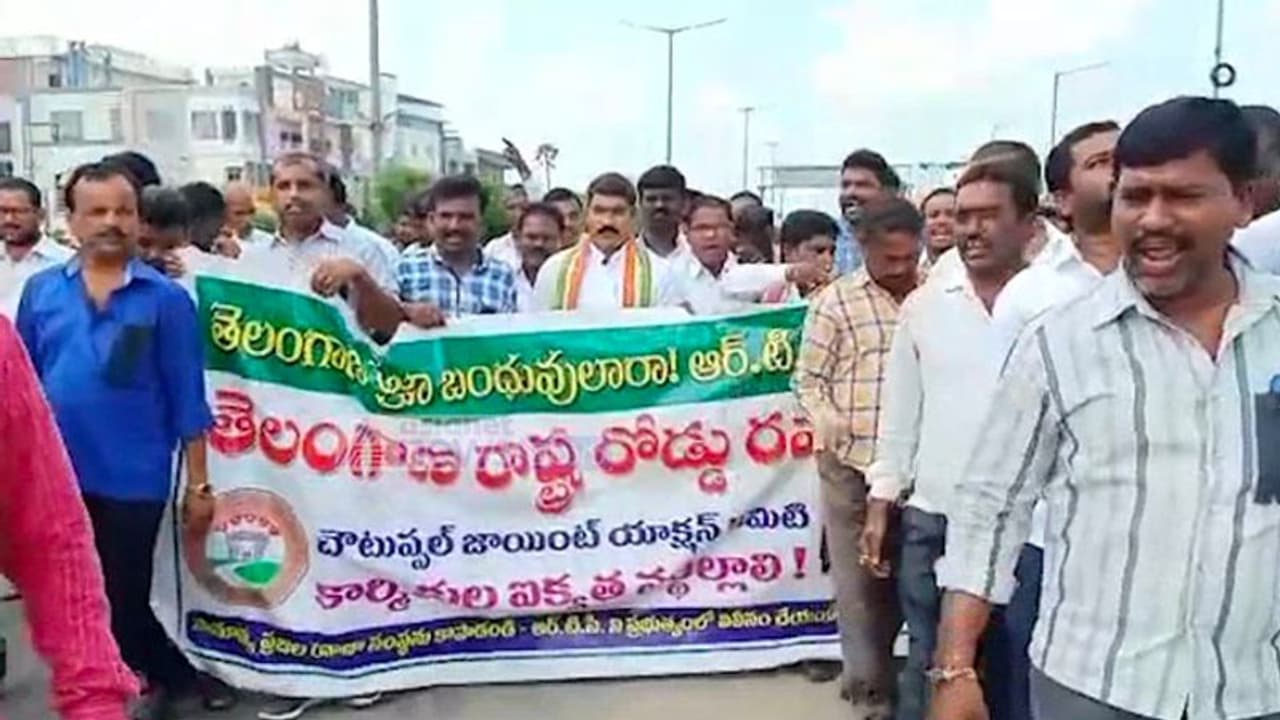 RTC Strike: కార్మిక నేతలు టార్గెట్, చర్చలపై చేతులెత్తేసిన యాజమాన్యం RTC Strike: కార్మిక నేతలు టార్గెట్, చర్చలపై చేతులెత్తేసిన యాజమాన్యం