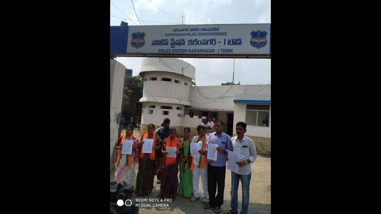 కరీంనగర్ న్యూస్: ముఖ్యమంత్రి, మంత్రులపై పోలీసులకు ఫిర్యాదు కరీంనగర్ న్యూస్: ముఖ్యమంత్రి, మంత్రులపై పోలీసులకు ఫిర్యాదు