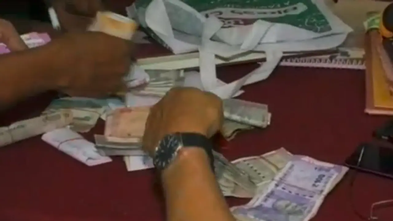 ತಾಲೂಕು ಕಚೇರಿಗೆ ಎಸಿಬಿ ದಾಳಿ, ದಾಖಲೆ ಇಲ್ಲದ ಸಾವಿರಾರು ರೂಪಾಯಿ ಪತ್ತೆ ತಾಲೂಕು ಕಚೇರಿಗೆ ಎಸಿಬಿ ದಾಳಿ, ದಾಖಲೆ ಇಲ್ಲದ ಸಾವಿರಾರು ರೂಪಾಯಿ ಪತ್ತೆ