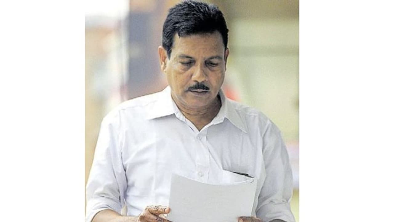 വംശീയവിരുദ്ധ പ്രസ്താവന: മുന്ദേവികുളം തഹസില്ദാര് രവീന്ദ്രനെതിരെ പൊലീസ് കേസെടുത്തു വംശീയവിരുദ്ധ പ്രസ്താവന: മുന്ദേവികുളം തഹസില്ദാര് രവീന്ദ്രനെതിരെ പൊലീസ് കേസെടുത്തു