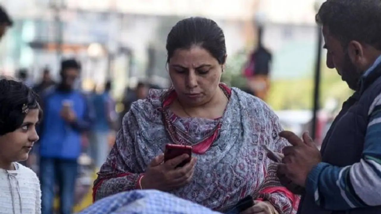 ಹಲೋ ಕಾಶ್ಮೀರ್... 72 ದಿನಗಳ ಬಳಿಕ ಕಣಿವೆಯಲ್ಲಿ ರಿಂಗಣಿಸಿದ ಮೊಬೈಲ್ ಹಲೋ ಕಾಶ್ಮೀರ್... 72 ದಿನಗಳ ಬಳಿಕ ಕಣಿವೆಯಲ್ಲಿ ರಿಂಗಣಿಸಿದ ಮೊಬೈಲ್