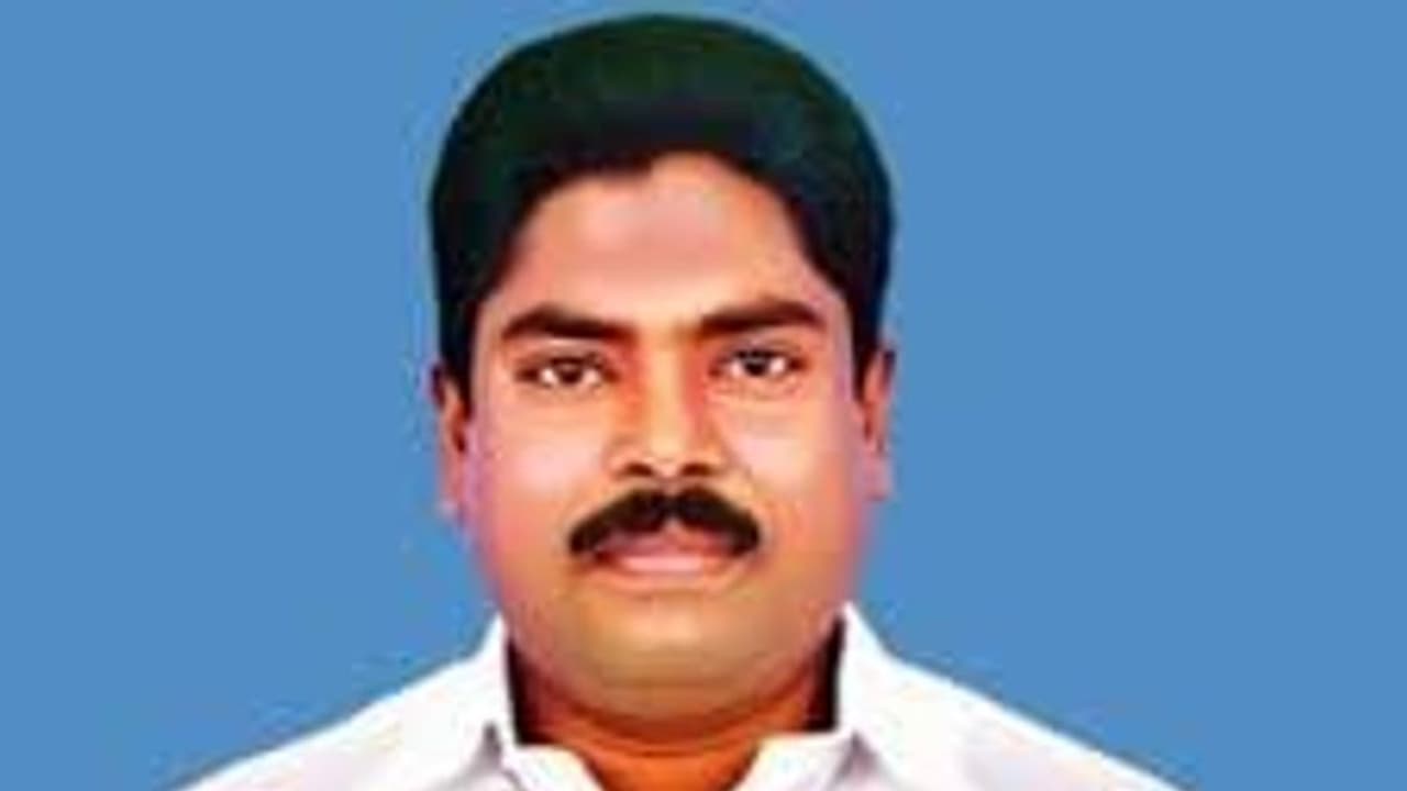 அதிமுக அமைச்சர் நள்ளிரவில் செய்த படுபயங்கரம்..!! கையும் கலவுமாக பிடித்து வச்சிசெய்த கிராம மக்கள்..!! அதிமுக அமைச்சர் நள்ளிரவில் செய்த படுபயங்கரம்..!! கையும் கலவுமாக பிடித்து வச்சிசெய்த கிராம மக்கள்..!!