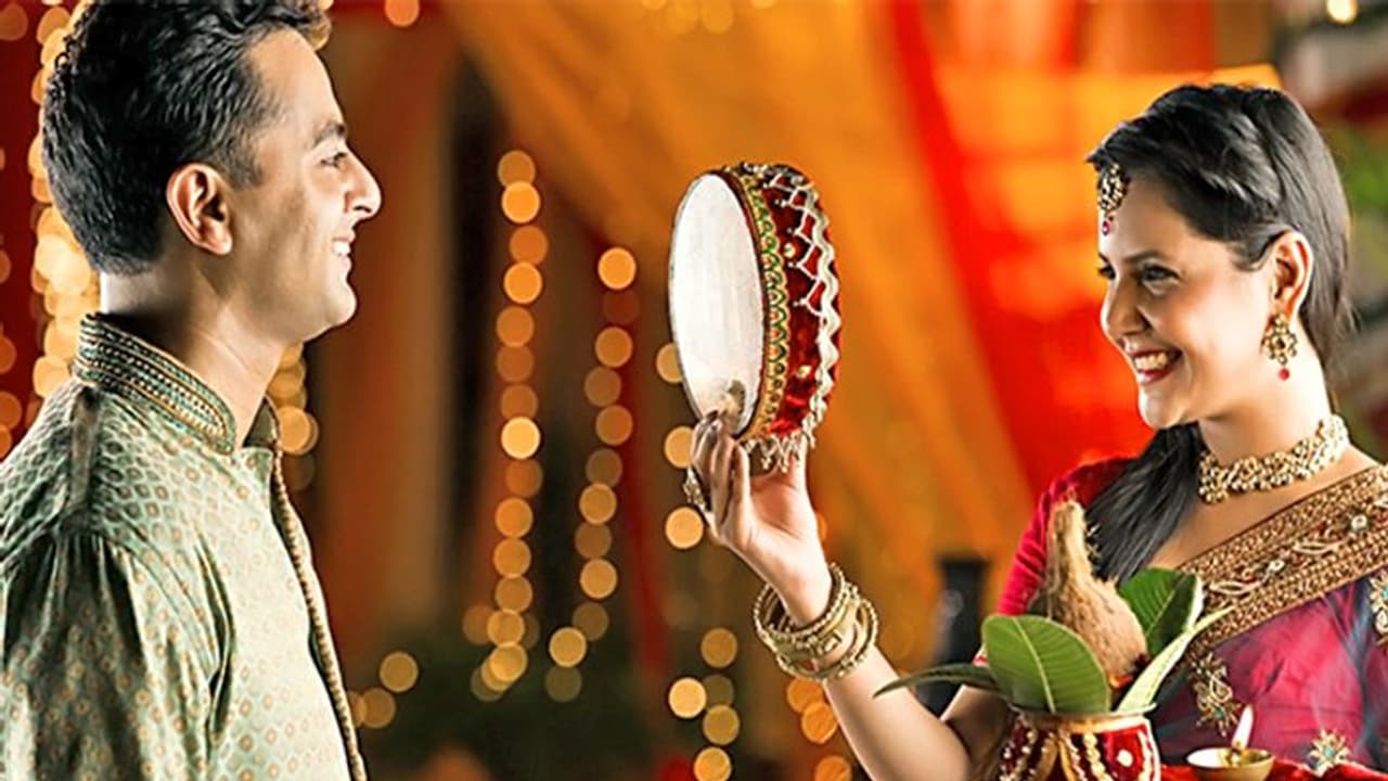 परंपरा: करवा चौथ पर महिलाएं छलनी से क्यों देखती हैं पति को, करवे से ही क्यों पीती हैं पानी? परंपरा: करवा चौथ पर महिलाएं छलनी से क्यों देखती हैं पति को, करवे से ही क्यों पीती हैं पानी?