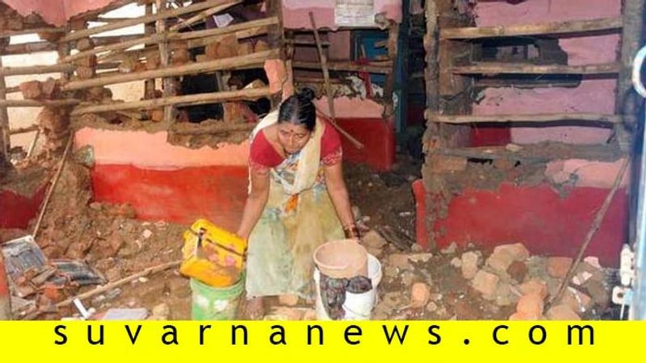 ಕೊಪ್ಪಳದಲ್ಲಿ ಮನೆಯ ಚಾವಣಿ ಕುಸಿತ: ಒಂದೇ ಕುಟುಂಬದ ಮೂವರ ಸಾವು ಕೊಪ್ಪಳದಲ್ಲಿ ಮನೆಯ ಚಾವಣಿ ಕುಸಿತ: ಒಂದೇ ಕುಟುಂಬದ ಮೂವರ ಸಾವು