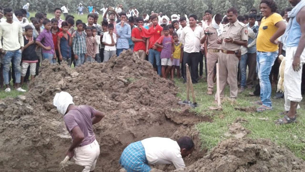 10 साल बाद कब्र से निकाली गई लाश, रहस्यमयी तरीके से हुई थी मौत 10 साल बाद कब्र से निकाली गई लाश, रहस्यमयी तरीके से हुई थी मौत