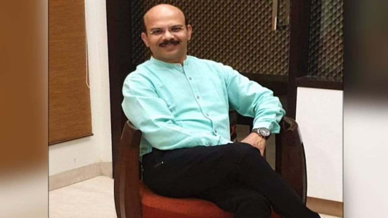 इस अफसर की सेहत पर नहीं दिखा मंदी का असर, रेड पड़ी तो निकला अरबपति इस अफसर की सेहत पर नहीं दिखा मंदी का असर, रेड पड़ी तो निकला अरबपति