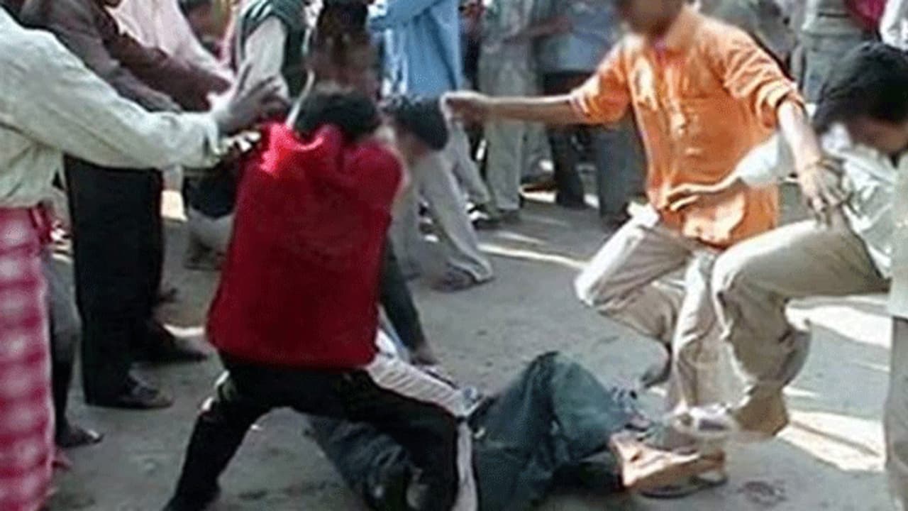 బదిలీ చేసిన సీఐపై ఆగ్రహం: పెట్రోల్ పోసుకుని ఏఎస్సై ఆత్మహత్యాయత్నం బదిలీ చేసిన సీఐపై ఆగ్రహం: పెట్రోల్ పోసుకుని ఏఎస్సై ఆత్మహత్యాయత్నం