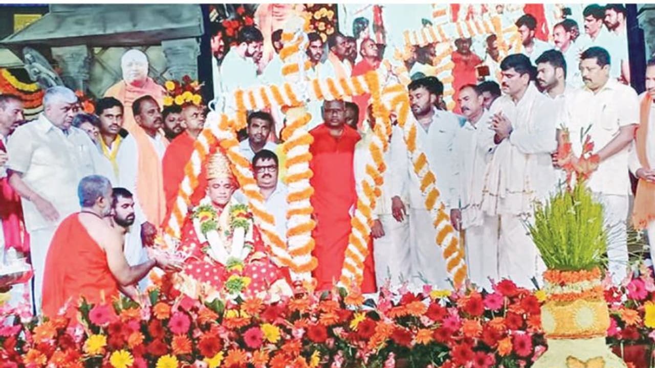 ಆದಿಚುಂಚನಗಿರಿ ಶ್ರೀಗೆ 108ಕೆ.ಜಿ. ಬೆಳ್ಳಿ ತುಲಾಭಾರ ಆದಿಚುಂಚನಗಿರಿ ಶ್ರೀಗೆ 108ಕೆ.ಜಿ. ಬೆಳ್ಳಿ ತುಲಾಭಾರ