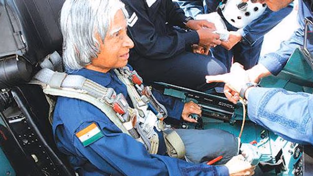 अब्दुल कलाम एयरफोर्स की परीक्षा में फेल हो गए थे, लेकिन यहीं से उनकी जिंदगी की नई जंग शुरू हो गई अब्दुल कलाम एयरफोर्स की परीक्षा में फेल हो गए थे, लेकिन यहीं से उनकी जिंदगी की नई जंग शुरू हो गई