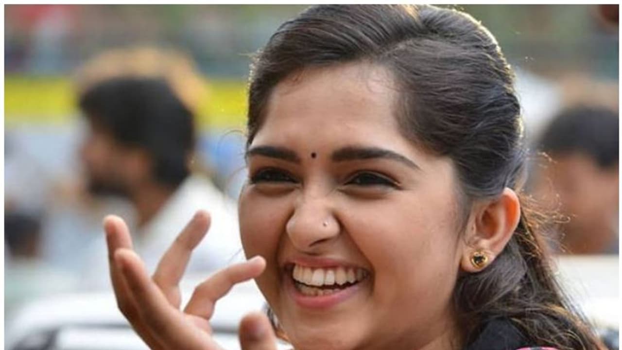 'പല്ലിന് കമ്പിയിട്ടു കൂടെ', ആരാധികയുടെ കമന്റിന് മറുപടിയുമായി സനൂഷ 'പല്ലിന് കമ്പിയിട്ടു കൂടെ', ആരാധികയുടെ കമന്റിന് മറുപടിയുമായി സനൂഷ